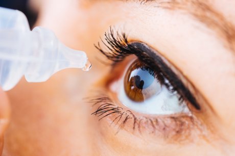 devojka stavlja kapi za oči