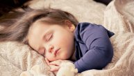 Kada dete treba da ide na spavanje? Pogledajte tabelu sa satnicom u odnosu na godine deteta