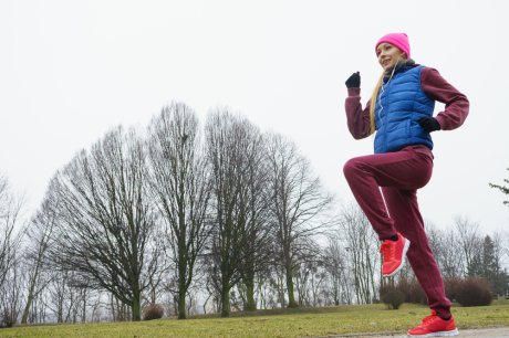 žena trči u prirodi