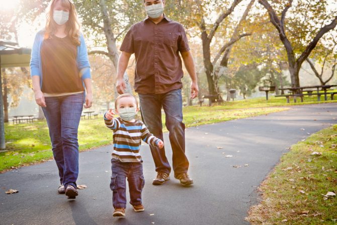 zaštitne maske na otvorenom park