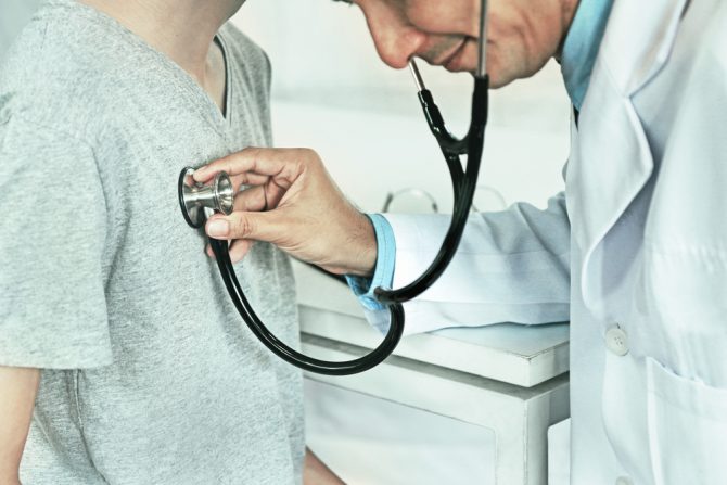 lekar pregleda srce dečaka