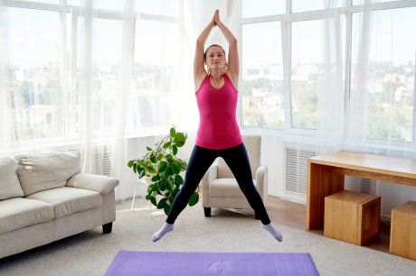 žena radi vežbe kod kuće