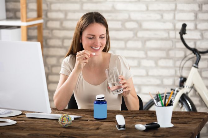 devojka, kompjuter, lekovi