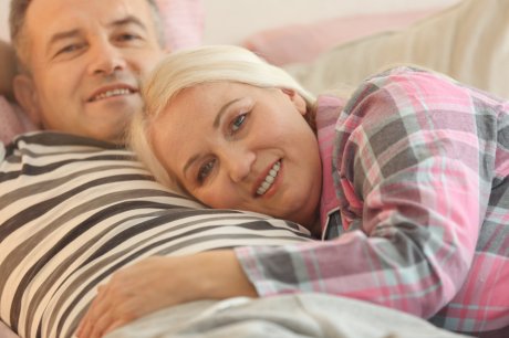 stariji par u krevetu