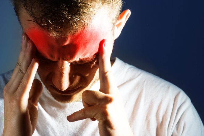 muškarac ima migrenu