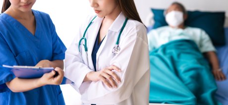 lekar i setra u bolnici sa covid pcijentom