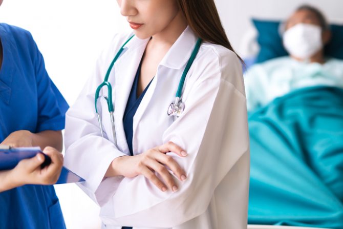 lekar i setra u bolnici sa covid pcijentom