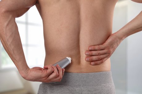 nanošenje gela na bolno mesto na leđima