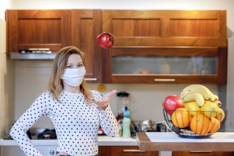 devojka sa voćem i maskom na licu