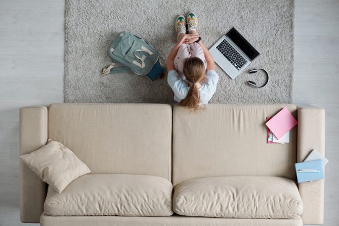 tinejdžerka deprrsivna uz kompjuter