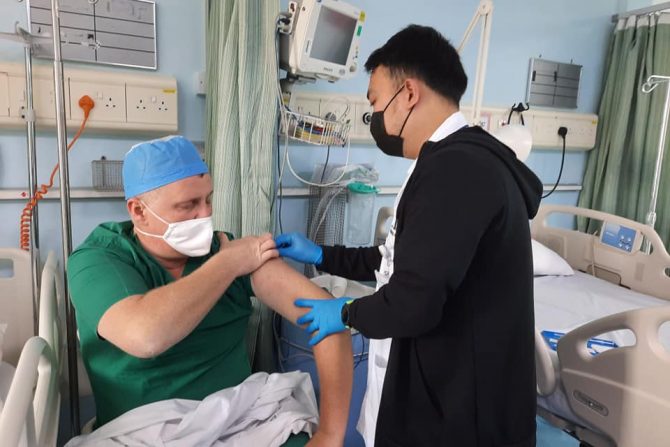 dr Despot prima vakcinu u Dubaiju u bolnici