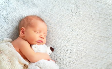 Beba spava sa medom
