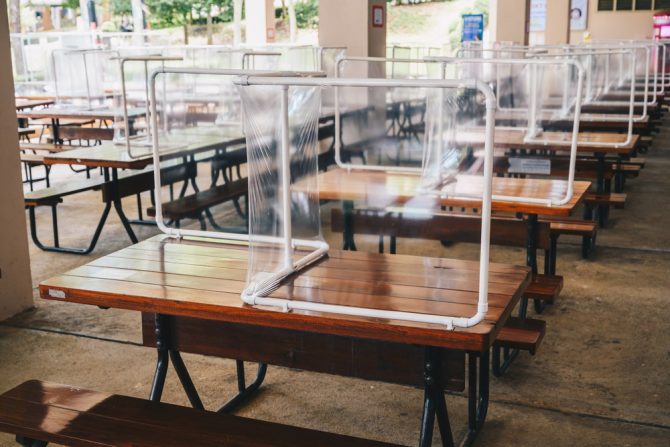 covid 19 - plastične barijere- protiv širenja virusa