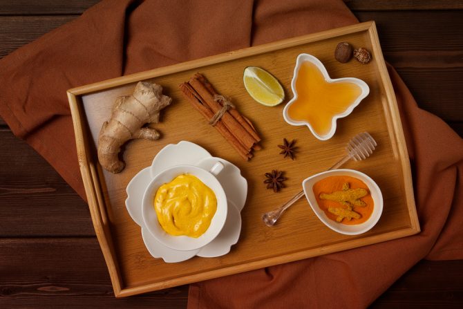 med i kurkuma -melem