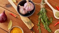 Infekcije i čir na koži mogu da ublaže crni i beli luk, med, kurkuma…