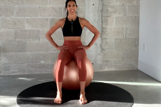 Vežbe istezanja pilates lopta