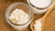 Zašto je kefir korisniji od jogurta i kako možemo sami da ga napravimo