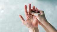 Oticanje prstiju na rukama – 15 razloga zbog kojih se javlja