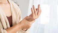 4 lagane vežbe koje otklanjaju bol u zglobovima šaka, ukočenost i trnjenje