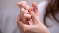 Da li „krckanje“ zglobova prstiju može da dovede do artritisa