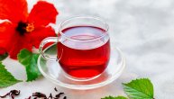 7 zdravstvenih prednosti čaja od hibiskusa – od snižavanja krvnog pritiska do regulisanja lošeg varenja