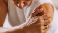 Zašto je smrznuto rame kod žena u menopauzi uobičajeno stanje