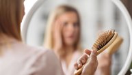 Opadanje kose čest je problem kod žena u menopauzi i znak manjka nekih vitamina