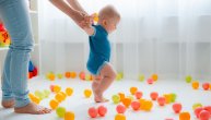 Kada beba počinje da hoda: 4 znaka najavljuju da će dete brzo pružiti korak