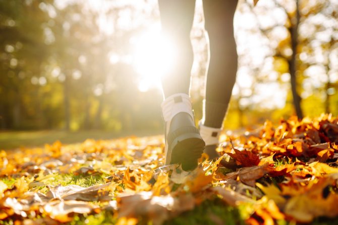 hodanjem protiv bola u donjem delu leđa