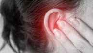 Kvržica iza uha obično je veličine zrna graška: Da li je opasna i zašto se javlja?