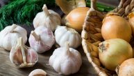 Šta se dešava kada se crni i beli luk spremaju na visokoj temperaturi