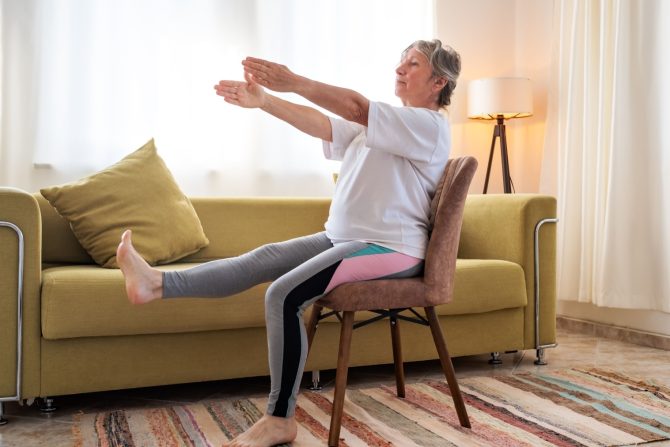 joga na stolici za starije