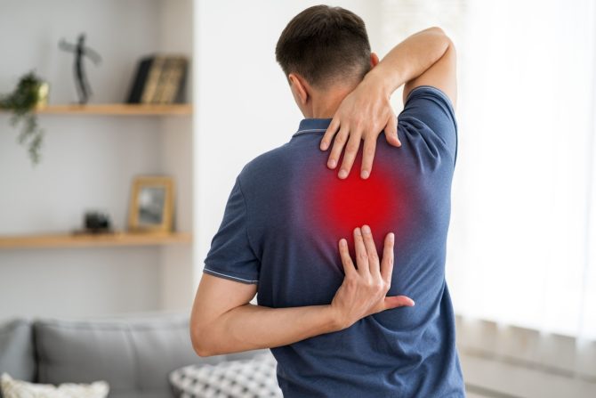 bol između lopatica