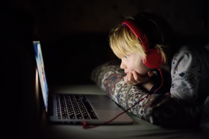 vreme ispred ekrana i miopija