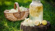 Domaći sok od zove, nane i matičnjaka: Probajte jednostavan recept za osvežavajući napitak