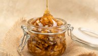Ova moćna kombinacija nije samo afrodizijak, već i prirodni eliksir za hormonski balans: Narodni recept za orahe u medu