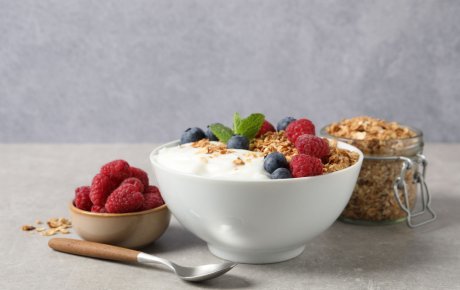 doručak jogurt i granola