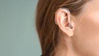 Gubitak sluha povećava rizik od demencije: Kako naprezanje da nešto čujemo utiče na mentalne procese u mozgu