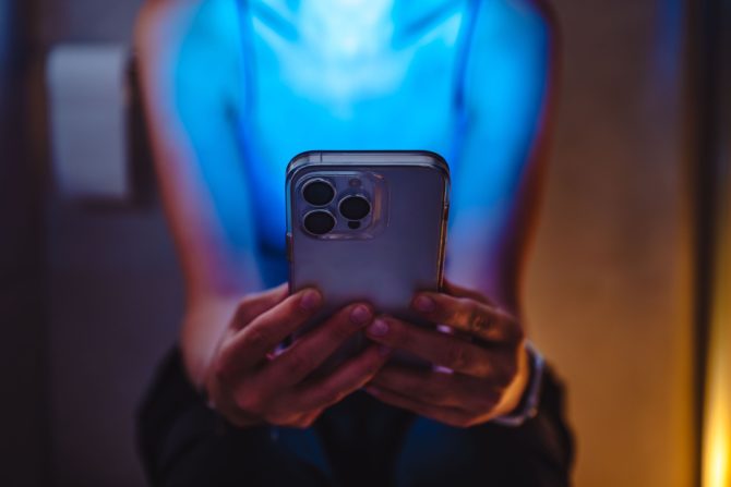 korišćenje telefona u toaletu