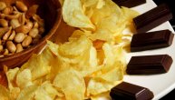 Zašto ne možemo da odolimo čipsu i čokoladi? Naučnici imaju odgovor
