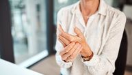 Muči vas ukočenost malih zglobova šake: Kada posumnjati na reumatoidni artritis?